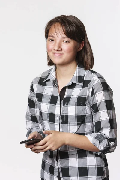 Foto Conceitual Uma Menina Adolescente Mensagens Texto Seu Telefone Celular — Fotografia de Stock