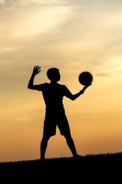 Konsept Fotoğraf kontrast bir genç sporcunun bir voleybol günbatımında hizmet.