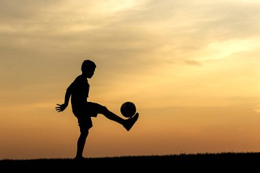 Gün batımında futbol pratik.