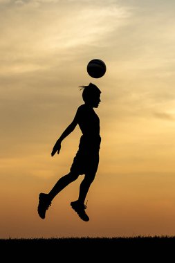 Bu konsept fotoğraf günbatımı bir futbol topu başlık.