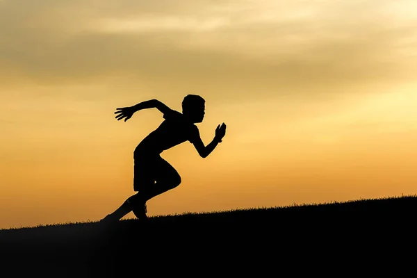 Αποφασισμένοι Αγόρι Τρέχει Ανηφορικά Στο Ηλιοβασίλεμα Στο Βόρειο Άινταχο — Φωτογραφία Αρχείου