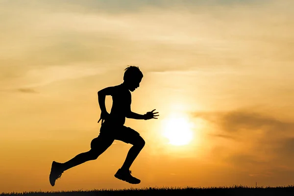 Silhouette Ragazzo Che Corre Tramonto Nel Nord Dell Idaho — Foto Stock