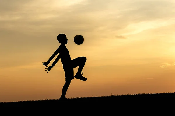 Koncepció Fénykép Egy Fiatal Sportoló Futball Labda Kneeing Sunset — Stock Fotó