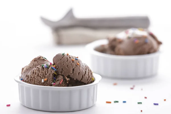 Дві Миски Шоколадного Морозива Цукерками — стокове фото