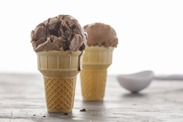 チョコレート シロップとチョコレートのアイス クリーム コーンの — ストック写真