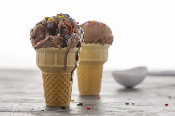 Primer Plano Cono Helado Chocolate Con Jarabe Chocolate Salpicaduras —  Fotos de Stock