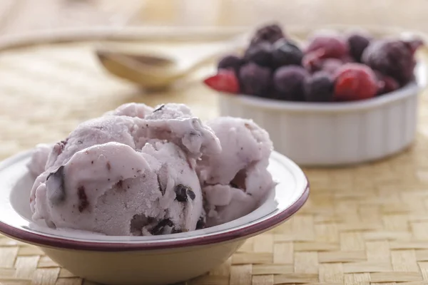 Uma Tigela Sorvete Chocolate Cereja Uma Tigela Frutas Congeladas — Fotografia de Stock