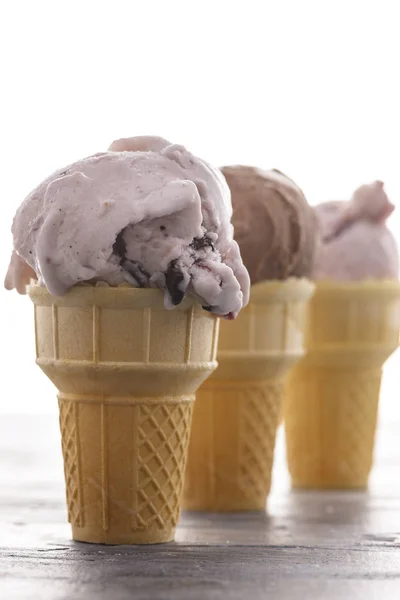 一排的各式冰淇淋筒的演播室形象 — 图库照片