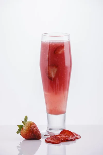 Una Bebida Fresa Con Fresas Reales Fondo Estudio —  Fotos de Stock