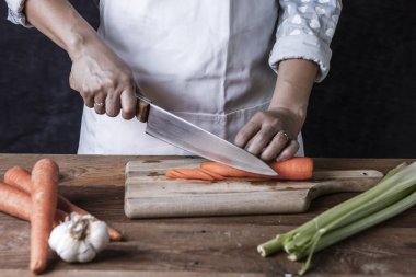 Bir kesme tahtası üzerinde Dilimleme havuç.