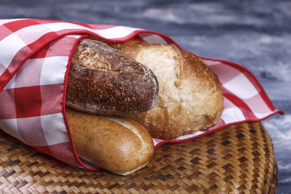 Bir Peçeteye Çeşitli Ekmek — Stok fotoğraf