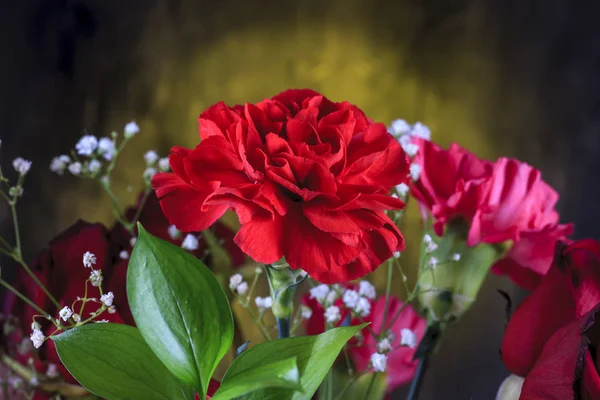 Une Photo Rapprochée Œillet Rouge Dans Bouquet — Photo