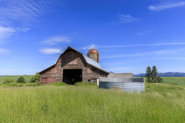 Ahır ve silo karayolu bulunan 3 üzerinde Harrison, Idaho yakın:.