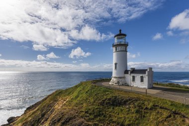 Ilwaco, Washington Kuzey kafa feneri vasıl belgili tanımlık uzak manzara.