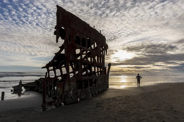 Boy Stands Peter Iredale Shipwreck Sunset Oregon — Stock Photo, Image