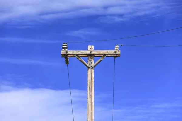 蓝天下电话杆和导线的概念图象 — 图库照片