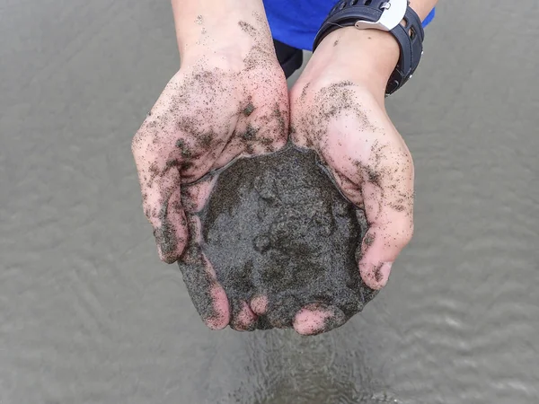 Par Mãos Criança Segurando Areia Molhada Pegou Uma Praia Seaside — Fotografia de Stock