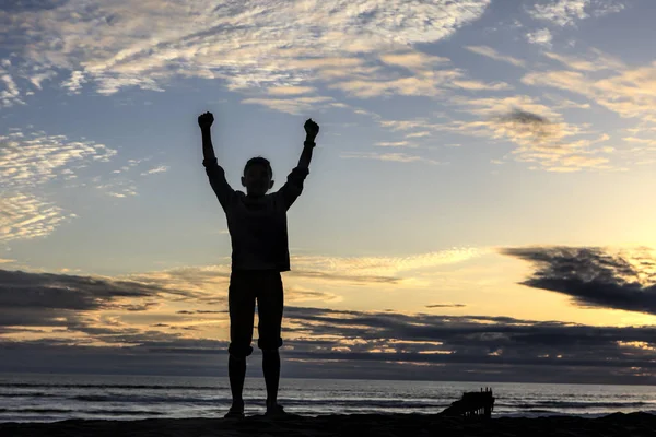 Chłopiec Podnosi Ramiona Przez Ocean Koncepcji Obrazu Zachodzie Słońca Pobliżu — Zdjęcie stockowe