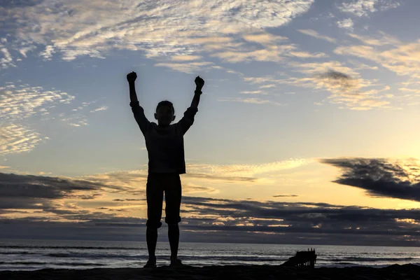 Menino Levanta Braços Por Oceano Imagem Conceitual Pôr Sol Perto — Fotografia de Stock