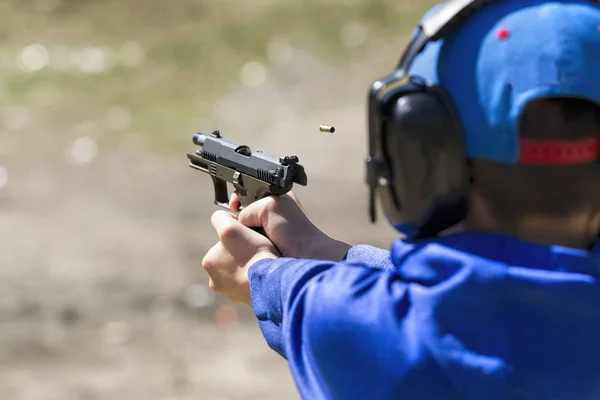 Garçon Entraîne Toute Sécurité Tirer Pistolet Sur Champ Tir Dans — Photo