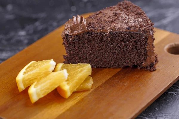 Una Imagen Cerca Rica Torta Chocolate Cuñas Naranja Tablero — Foto de Stock