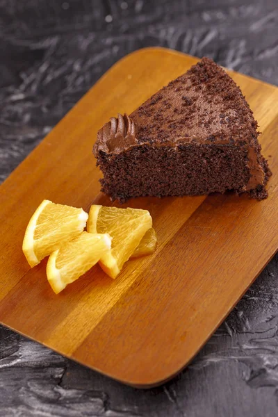 Uma Imagem Perto Bolo Chocolate Rico Cunhas Laranja Uma Placa — Fotografia de Stock