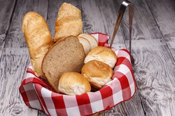 Uma Cesta Pão Variado Como Rolos Pão Fatiado Baguete — Fotografia de Stock