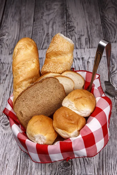 Una Canasta Pan Surtido Como Panecillos Pan Rebanado Baguette — Foto de Stock