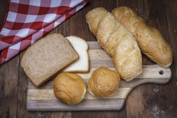 Een Overzicht Van Van Verschillende Broden Een Snijplank — Stockfoto