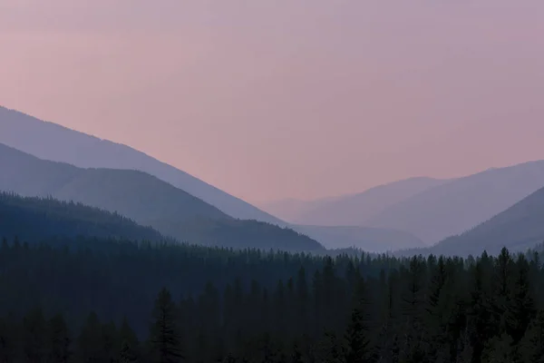 Uma Fotografia Das Montanhas Montana Tons Silhueta Tirada Manhã — Fotografia de Stock