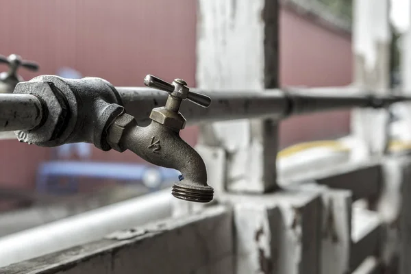 Una Foto Conceptual Viejo Grifo Agua Industrial Una Tubería — Foto de Stock