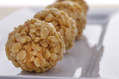 A yakın çekim yuvarlak gevrek davranır uzun bir plaka üzerinde.