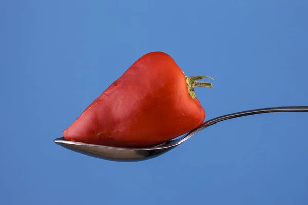 Ein Nahaufnahme Foto Einer Leuchtend Roten Paprika Auf Einem Metalllöffel — Stockfoto