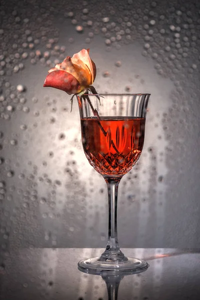 Una Rosa Engastada Vaso Agua Roja Está Detrás Ventana Con —  Fotos de Stock