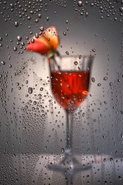 Una Rosa Engastada Vaso Cristal Agua Roja Está Detrás Ventana —  Fotos de Stock