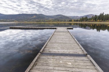 Dockon Kuzey Idaho sakin Mcarthur göle bakan.