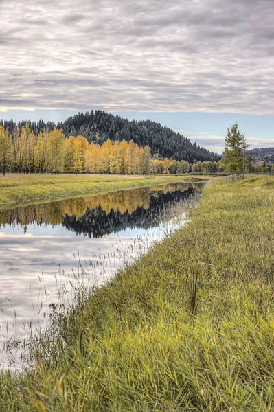 Спокойная Вода Канала Отражает Облака Небе Осенний День Возле Боннерс — стоковое фото