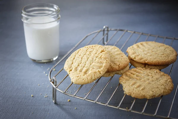 Close Biscoitos Manteiga Amendoim Rack Copo Leite — Fotografia de Stock