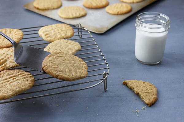 Bliska Przy Pomocy Szpatułki Umieścić Masło Orzechowe Ciasteczko Stojaku Cookie — Zdjęcie stockowe