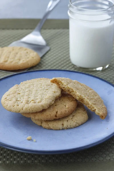 Prato Biscoitos Manteiga Amendoim Copo Leite — Fotografia de Stock