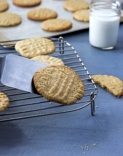 Bliska Przy Pomocy Szpatułki Umieścić Masło Orzechowe Ciasteczko Stojaku Cookie — Zdjęcie stockowe