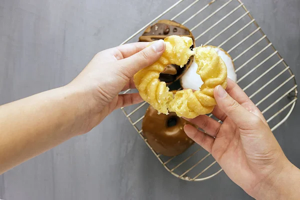 Ziehen Eines Glasierten Donuts Über Einem Regal Mit Verschiedenen Donuts — Stockfoto