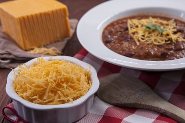 A yakın çekim kaşar heese küçük bir kase ve bir kase biber.