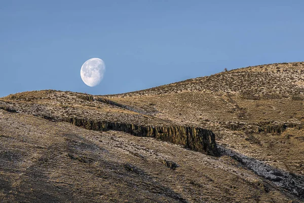 Lua Está Pondo Atrás Das Montanhas Perto Yakima Centro Washington — Fotografia de Stock