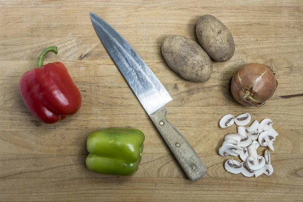 Eine Übersicht Über Verschiedene Gemüsesorten Und Ein Messer Auf Einem — Stockfoto
