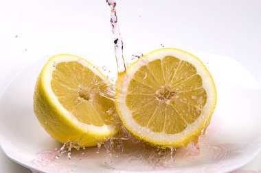 Limon yarısı üzerine dökülen sıvı.