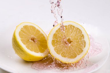 Kırmızı renkli su sıçramalarına üzerine limon.