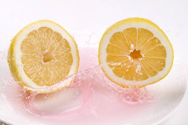 Limon bir sıçrama yapma tabağa düştü.