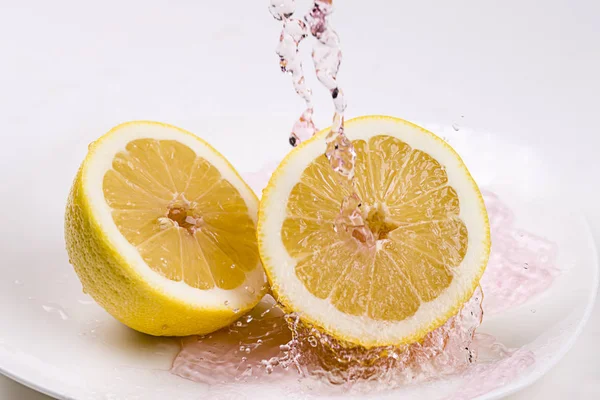 Kırmızı renkli su sıçramalarına üzerine limon.