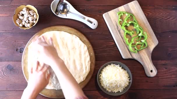 Video di diffusione di pasta di pizza su una pentola . — Video Stock